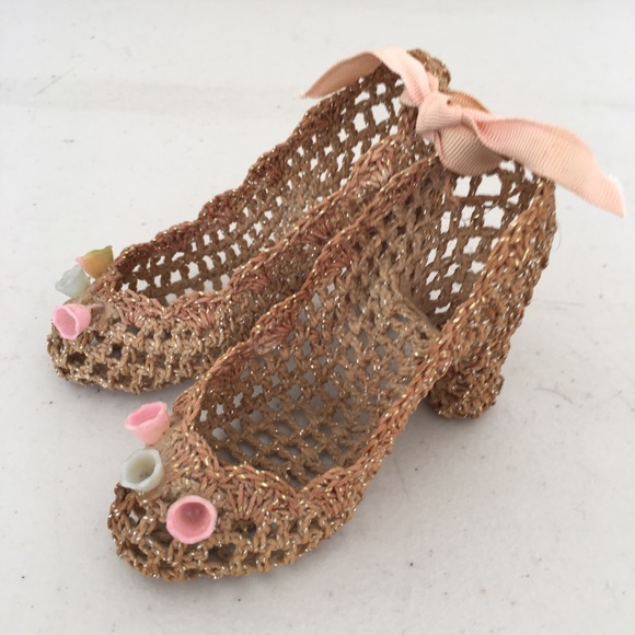 VINTAGE HAND CROCHET LITTLE SHOES. - Picture 3 of 5